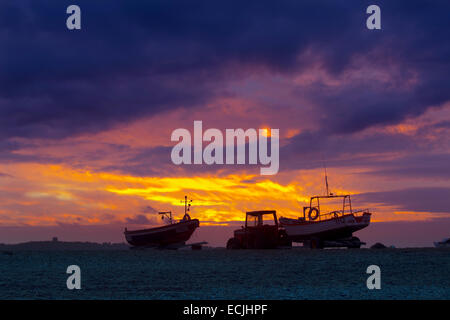 Bateaux à crabes sur la plage de CLEY, sur la côte nord de Norfolk en hiver ROYAUME-UNI Banque D'Images