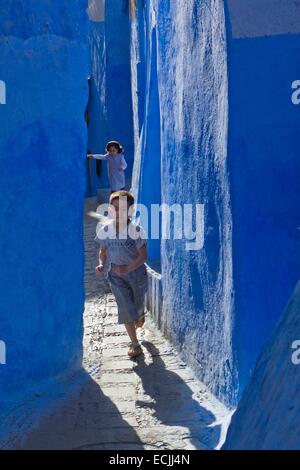 Maroc, région du Rif, Chefchaouen, enfants jouant dans les rues de la médina blue Banque D'Images