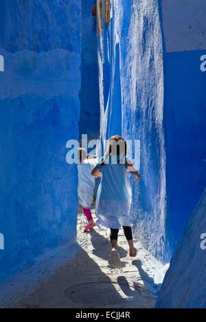 Maroc, région du Rif, Chefchaouen, enfants jouant dans les rues de la médina blue Banque D'Images