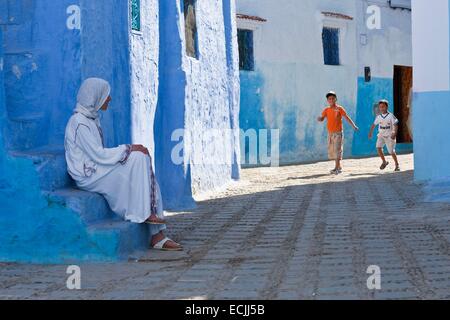 Maroc, région du Rif, Chefchaouen, enfants jouant dans les rues de la médina blue Banque D'Images