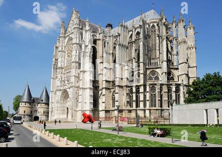 La France, l'Oise, Beauvais, la Cathédrale Saint-Pierre construite entre le 13ème et 16ème siècle et l'ancien palais épiscopal qui abrite le Musée du comté d'Oise Banque D'Images