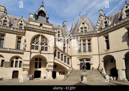 La France, l'Oise, Pierrefonds, château construit au 14e siècle par Louis d'Orléans et rénové par Viollet le Duc au xixe siècle, cour d'honneur, statue équestre en bronze de Louis d'Orléans Banque D'Images