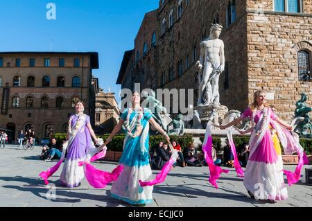 Italie, Toscane, Florence, Piazza della Signoria, UNESCO World Heritage Site, les danseurs de Hare Krishna, Fontaine de Neptune (Biancone) Banque D'Images