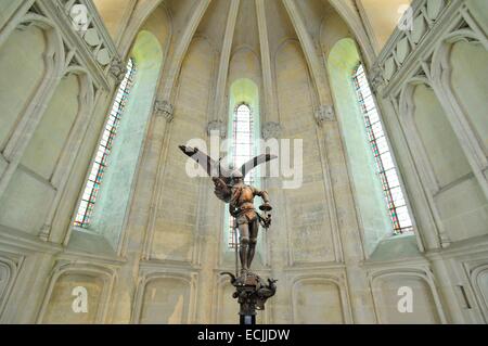 La France, l'Oise, Pierrefonds, château construit au 14e siècle par Louis d'Orléans et rénové par Viollet le Duc au 19ème siècle, chapelle, la sculpture de Saint Michel Archange Banque D'Images