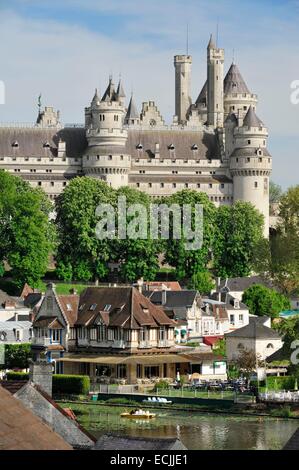 La France, l'Oise, Pierrefonds, château construit au 14e siècle par Louis d'Orléans et rénové par Viollet le Duc au xixe siècle, le château qui domine la ville et son plan d'eau Banque D'Images