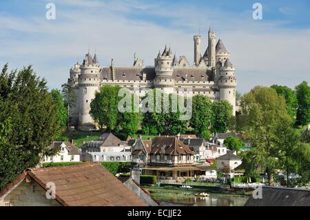 La France, l'Oise, Pierrefonds, château construit au 14e siècle par Louis d'Orléans et rénové par Viollet le Duc au xixe siècle, le château qui domine la ville et son plan d'eau Banque D'Images