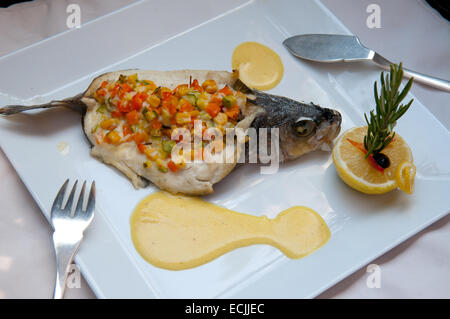 C'est photo en gros plan du loup de mer farci aux légumes. C'est un plat de la cuisine méditerranéenne. Banque D'Images