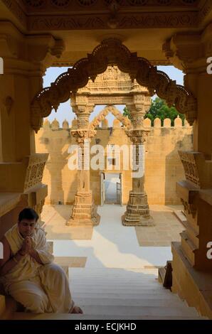 L'Inde, Rajasthan, Jaisalmer environs, Lodruva, Jain temple de Parshvanath (11-17th C), Jain fervent dans la prière Banque D'Images