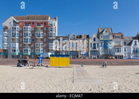 France, Nord, Bray Dunes, plage et villas en bord de mer Banque D'Images