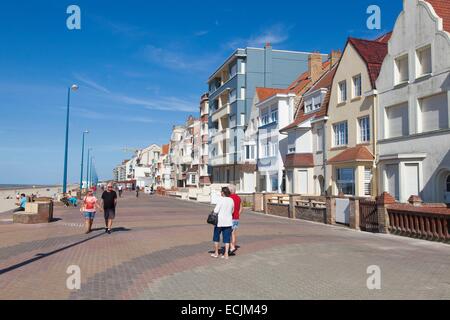 France, Nord, Bray Dunes, dyke et beachfront villas Banque D'Images