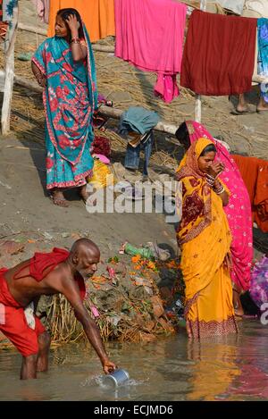 L'Inde, le Bihar, Sonepur, Poornima Kartik équitable (jour de pleine lune), les ablutions du matin dans le Ganges Banque D'Images