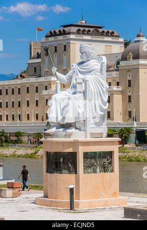 République de Macédoine, Skopje, le centre-ville, la place de Macédoine sur le bord de la rivière Vardar, la statue de Justinien 1 Banque D'Images