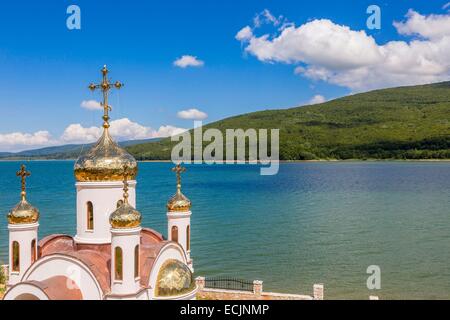 République de Macédoine, le parc national de Mavrovo, l'église russe sur les rives du lac Mavrovo créé en 1947 par un barrage sur la Radika Banque D'Images