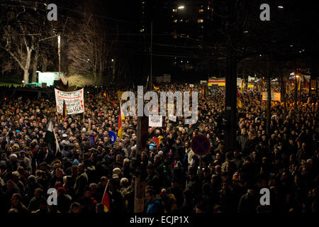 Les participants d'une manifestation du groupe 'Pegida» ont recueillie à Dresde, Allemagne, 15 décembre 2014. 'Pegida' est un acronyme allemand pour les Européens "patriotique contre l'islamisation de l'Occident'. Le groupe a appelé à sa neuvième rassemblement dans la capitale saxonne. Photo : Arno Burgi/dpa Banque D'Images