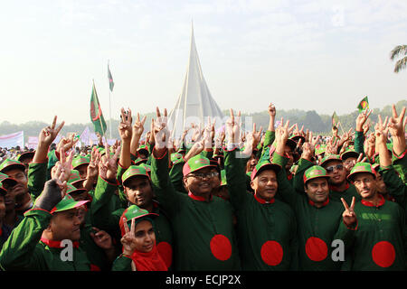 Dhaka, Bangladesh. 16 Décembre, 2014. La foule de gens du Bangladesh Mausolée national à Savar, dans la banlieue de la Dhaka, à payer hommages aux martyrs marquant le 44e jour de la victoire. En ce jour, en 1971, le pays a obtenu son indépendance après 9 mois de guerre de libération depuis longtemps. Dhaka, Bangladesh. 16/12/2014 le pays célèbre le 44e anniversaire de sa glorieuse victoire sur les forces d'occupation en 1971. Le 16 décembre 1971, le pays a obtenu son indépendance ainsi que le nom du Bangladesh qui est entrée après 9 mois de guerre de libération. Banque D'Images