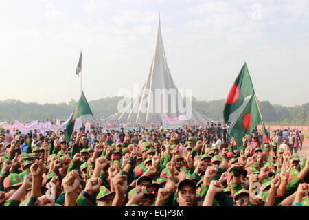 Dhaka, Bangladesh. 16 Décembre, 2014. La foule de gens du Bangladesh Mausolée national à Savar, dans la banlieue de la Dhaka, à payer hommages aux martyrs marquant le 44e jour de la victoire. En ce jour, en 1971, le pays a obtenu son indépendance après 9 mois de guerre de libération depuis longtemps. Dhaka, Bangladesh. 16/12/2014 le pays célèbre le 44e anniversaire de sa glorieuse victoire sur les forces d'occupation en 1971. Le 16 décembre 1971, le pays a obtenu son indépendance ainsi que le nom du Bangladesh qui est entrée après 9 mois de guerre de libération. Banque D'Images