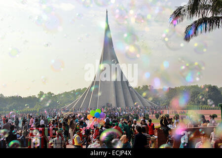 Dhaka, Bangladesh. 16 Décembre, 2014. La foule de gens du Bangladesh Mausolée national à Savar, dans la banlieue de la Dhaka, à payer hommages aux martyrs marquant le 44e jour de la victoire. En ce jour, en 1971, le pays a obtenu son indépendance après 9 mois de guerre de libération depuis longtemps. Dhaka, Bangladesh. 16/12/2014 le pays célèbre le 44e anniversaire de sa glorieuse victoire sur les forces d'occupation en 1971. Le 16 décembre 1971, le pays a obtenu son indépendance ainsi que le nom du Bangladesh qui est entrée après 9 mois de guerre de libération. Banque D'Images