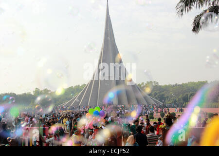 Dhaka, Bangladesh. 16 Décembre, 2014. La foule de gens du Bangladesh Mausolée national à Savar, dans la banlieue de la Dhaka, à payer hommages aux martyrs marquant le 44e jour de la victoire. En ce jour, en 1971, le pays a obtenu son indépendance après 9 mois de guerre de libération depuis longtemps. Dhaka, Bangladesh. 16/12/2014 le pays célèbre le 44e anniversaire de sa glorieuse victoire sur les forces d'occupation en 1971. Le 16 décembre 1971, le pays a obtenu son indépendance ainsi que le nom du Bangladesh qui est entrée après 9 mois de guerre de libération. Banque D'Images