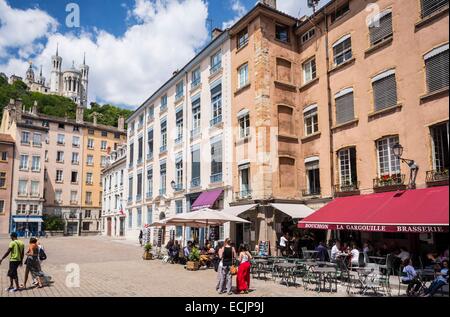 France, Rhône, Lyon, site historique classé au patrimoine mondial de l'UNESCO, Vieux Lyon, place Saint Jean et point de vue sur la basilique Notre-Dame de Fourvière Banque D'Images