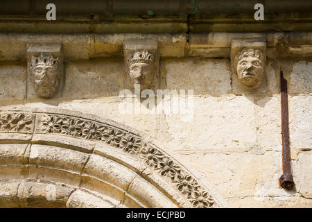 France, Val d'Oise, chars, l'église Saint Sulpice, têtes sculptées Banque D'Images