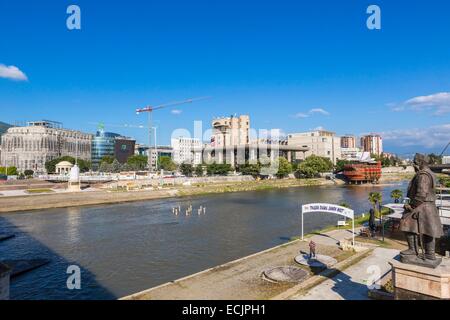 République de Macédoine, Skopje, centre-ville, les rives de la rivière Vardar Banque D'Images