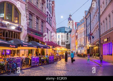 Lettonie (pays baltes), Riga, capitale européenne de la culture 2014, centre historique classé au Patrimoine Mondial de l'UNESCO, terrasses dans le centre-ville, rue Tirgonu Banque D'Images