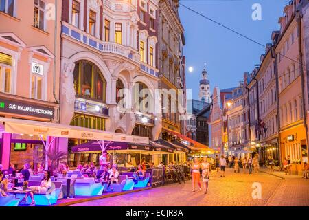 Lettonie (pays baltes), Riga, capitale européenne de la culture 2014, centre historique classé au Patrimoine Mondial de l'UNESCO, terrasses dans le centre-ville, rue Tirgonu Banque D'Images