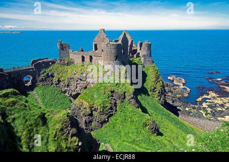 Royaume-uni, Irlande du Nord, le comté d'Antrim, Bushmills, le 14e siècle château de Dunluce Banque D'Images