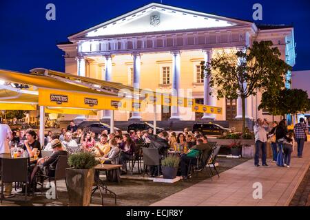 La Lituanie (pays baltes), Vilnius, centre historique, classé au Patrimoine Mondial par l'UNESCO, terrasse de restaurant avec une vue sur la ville, la rue Didzioji Banque D'Images