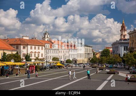La Lituanie (pays baltes), Vilnius, centre historique, classé au Patrimoine Mondial par l'UNESCO, rue Didzioji en vue de l'Église orthodoxe russe Saint-nicolas à droite et l'église Sainte-Catherine à gauche Banque D'Images