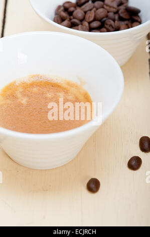 Café espresso italien et les haricots sur une table en bois blanc Banque D'Images