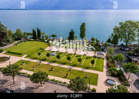 La Suisse, Canton de Vaud, Montreux, surplombant le lac de Genève, les côtes françaises et les jardins de l'hôtel Fairmont Le Montreux Palace à partir de la chambre palace Banque D'Images