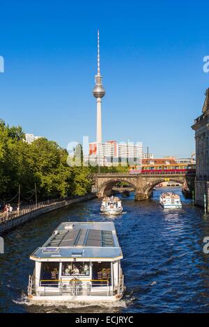 Allemagne, Berlin, l'est le quartier berlinois de Mitte, l'île aux musées, classée au Patrimoine Mondial de l'UNESCO, croisière en bateau sur la rivière Spree dans le parc Monbijou Banque D'Images