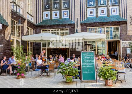 Allemagne, Berlin, Berlin est, de Scheunenviertel,, Hackescher Höfe, première cour (HOF 1) conçu dans le style Art Nouveau de l'artiste allemand August Endel 1907 oxymore bar avec Chamäleon Theater au-dessus Banque D'Images