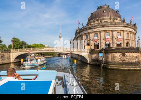 Allemagne, Berlin, Berlin est, Mitte, croisière en bateau sur la rivière Spree passant le Musée Bode sur l'île des musées, classée au Patrimoine Mondial Banque D'Images