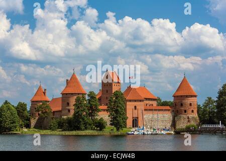 La Lituanie (pays baltes), comté de Vilnius, Trakai Parc national historique, château de Trakai Island (Sábalos Pilis) entouré de lac Galve Banque D'Images