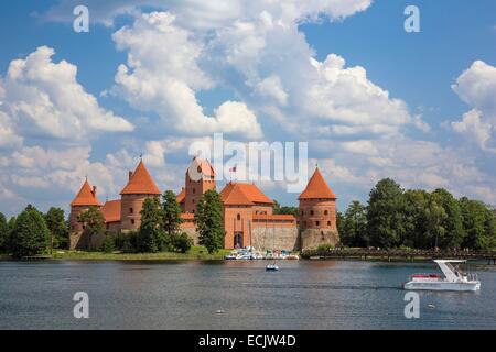 La Lituanie (pays baltes), comté de Vilnius, Trakai Parc national historique, château de Trakai Island (Sábalos Pilis) entouré de lac Galve Banque D'Images