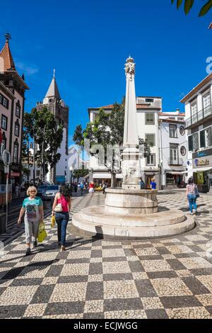 Le Portugal, l'île de Madère, Funchal, Rua Estanco Velho et cathédrale Sé Banque D'Images