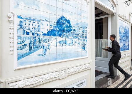Le Portugal, l'île de Madère, Funchal, azulejos du Ritz Cafe sur Avenida Arriaga Banque D'Images