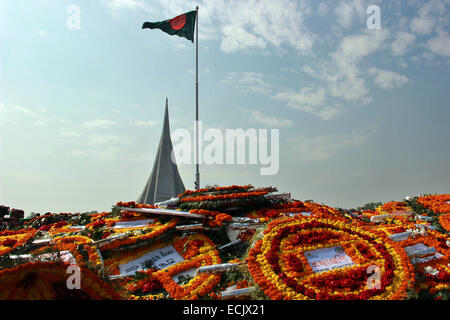 Dhaka, Bangladesh. 16 Décembre, 2014. La foule de gens du Bangladesh Mausolée national à Savar, dans la banlieue de la Dhaka, à payer hommages aux martyrs marquant le 44e jour de la victoire. En ce jour, en 1971, le pays a obtenu son indépendance après 9 mois de guerre de libération depuis longtemps. Dhaka, Bangladesh. 16/12/2014 le pays célèbre le 44e anniversaire de sa glorieuse victoire sur les forces d'occupation en 1971. Le 16 décembre 1971, le pays a obtenu son indépendance ainsi que le nom du Bangladesh qui est entrée après 9 mois de guerre de libération. Banque D'Images