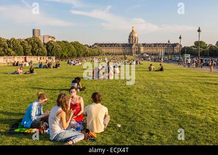 France, Paris, l'Esplanade des Invalides, les soirs d'été, pique-nique Banque D'Images