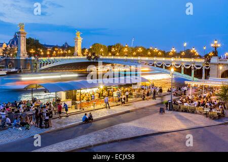 France, Paris, région classée au Patrimoine Mondial de l'UNESCO, les nouvelles berges sur le quai d'Orsay et le Pont Alexandre III Banque D'Images