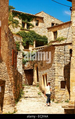 France, Alpes de Hautes Provence, Parc Naturel Régional du Luberon (Parc Naturel Régional du Luberon), Vacheres, petites rues Banque D'Images