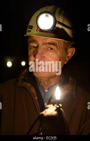 France, Moselle, Fensch Vallée, Neufchef, Antoine Bach a travaillé pendant 36 ans en tant que chef mineur souterrain dans les galeries de l'ancienne mine de fer d'Hayange, lampe à acétylène Banque D'Images