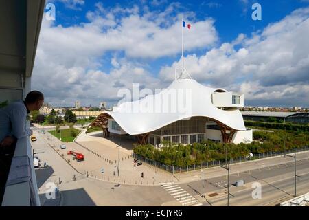 France, Moselle, Metz, quartier de l'Amphithéâtre, Centre Pompidou Metz, centre d'art conçu par les architectes Shigeru Ban et Jean de Gastines Banque D'Images