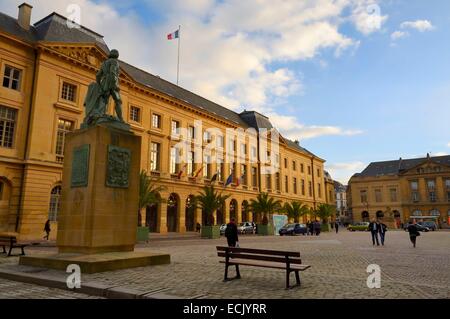 France, Moselle, Metz, la place d'armes, statue du Maréchal Fabert et l'hôtel de ville en pierre de Jaumont (pierre de Jaumont) Banque D'Images