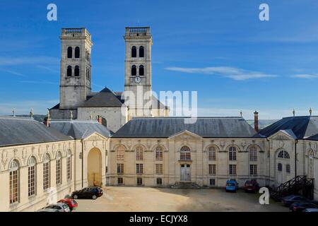 France, Meuse, Verdun, district de Ville Haute (Ville Haute), le Centre mondial de la paix, les libertés et les droits de l'homme (Centre mondial de la paix, des libertés et des droits de l'Homme) situé dans l'ancien palais épiscopal et la cathédrale du 10c Banque D'Images