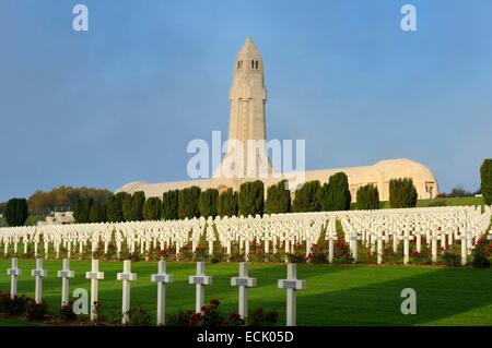 La France, de la Meuse, bataille de Verdun, Douaumont, l'ossuaire de Douaumont, tombes des soldats alignés en face de la nécropole nationale Banque D'Images