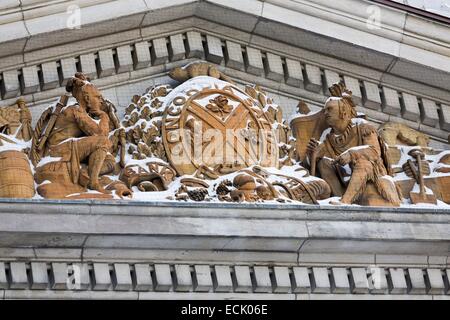 Canada, Québec, Montréal en hiver, le Vieux Montréal, la Place d'armes, la façade de l'ancien bâtiment de la Banque de Montréal, bas-relief avec des emblèmes héraldiques de la ville et les deux Banque D'Images