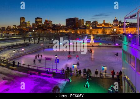 Canada, Québec, Montréal en hiver, le centre-ville de Vieux Port et sa patinoire extérieure au bas de Vieux Montréal, Marché Bonsecours et le centre-ville de Tours Banque D'Images